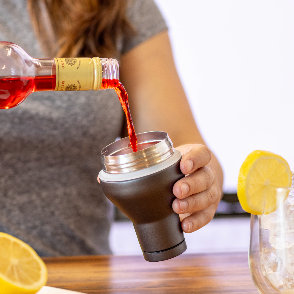 cocktail-shaker-lid-y2 Cocktail_Shaker_lifestyle_2_b714e13d-dd84-4844-956f-11cddc294041.png